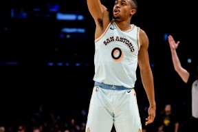 关于圣安东尼奥马刺训练开放日，今晚绝杀压哨引欢呼，NBA季后赛在即，赛程密集仍需轮换的信息-爱游戏