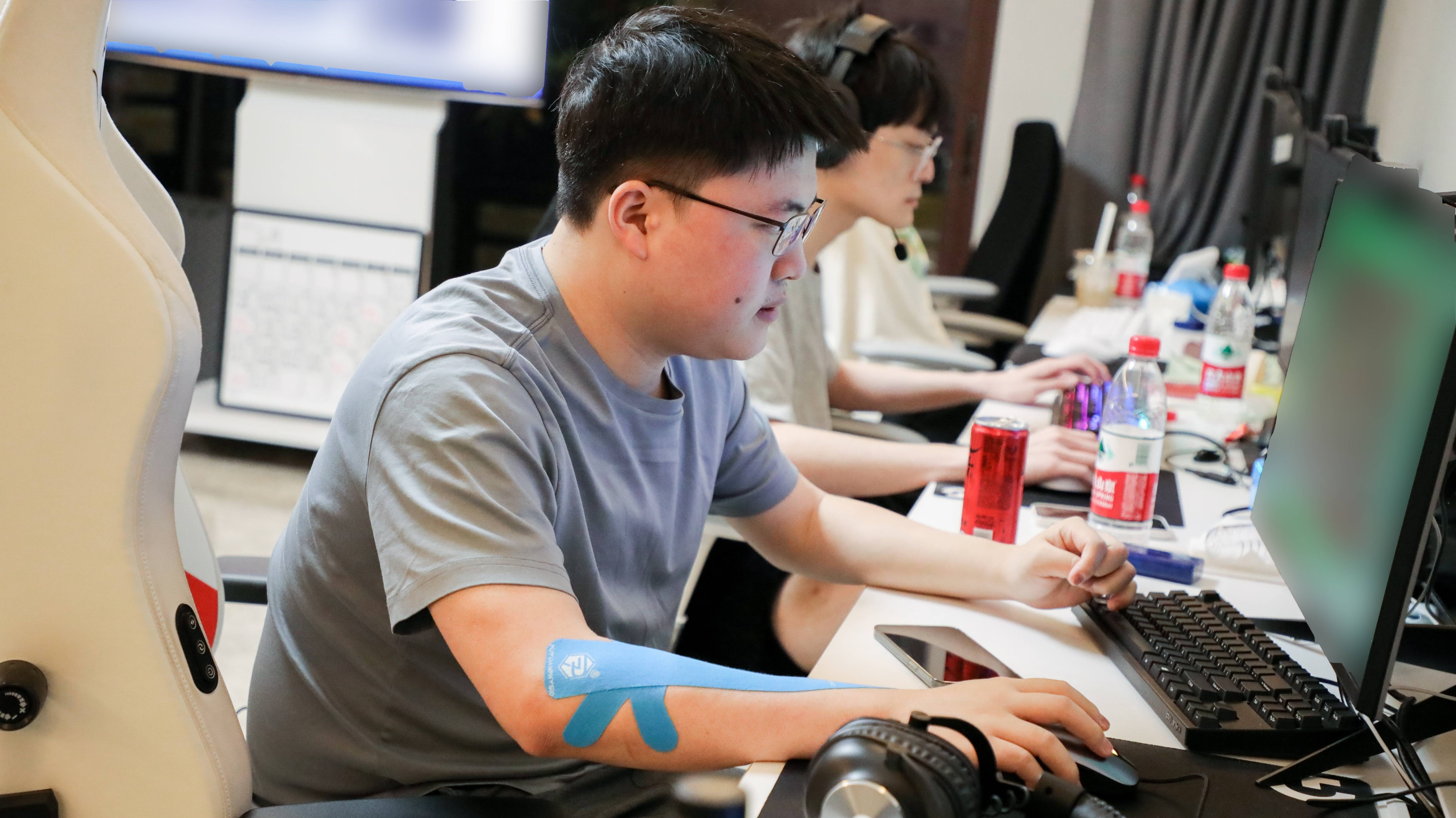 uzi比赛视频完整版高清 uzi比赛视频完整版高清