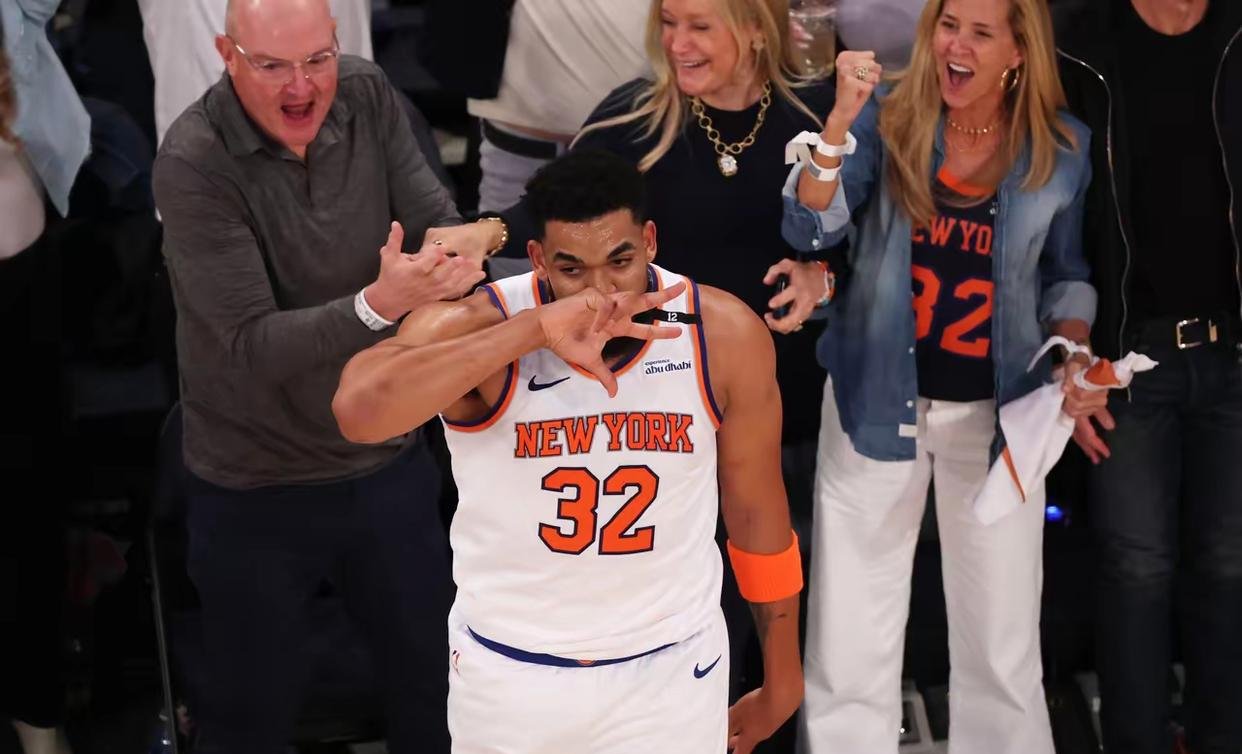 纽约尼克斯训练开放日;今晚官宣签约引欢呼;全明星赛在即;细节决定成败(尼克斯3换1唐斯登全美热搜) 纽约尼克斯训练开放日;今晚官宣签约引欢呼;全明星赛在即;细节决定成败(尼克斯3换1唐斯登全美热搜)