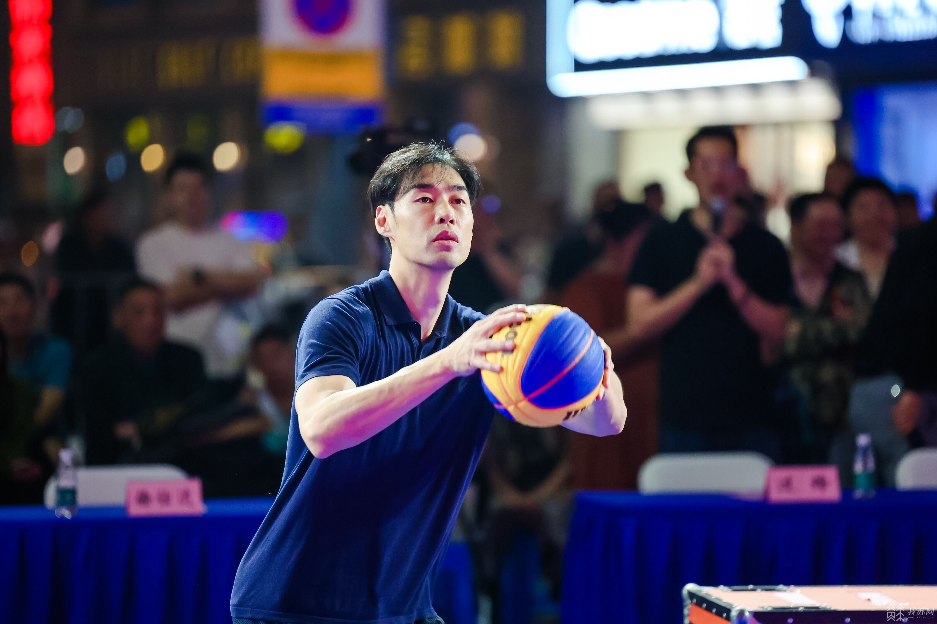 尼斯训练开放日;集结日队长鼓劲引欢呼;CBA季后赛在即;更衣室氛围转暖 尼斯训练开放日;集结日队长鼓劲引欢呼;CBA季后赛在即;更衣室氛围转暖