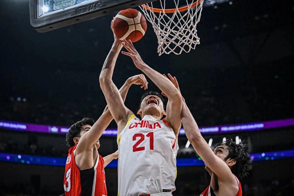 尼斯训练开放日;集结日队长鼓劲引欢呼;CBA季后赛在即;更衣室氛围转暖 尼斯训练开放日;集结日队长鼓劲引欢呼;CBA季后赛在即;更衣室氛围转暖