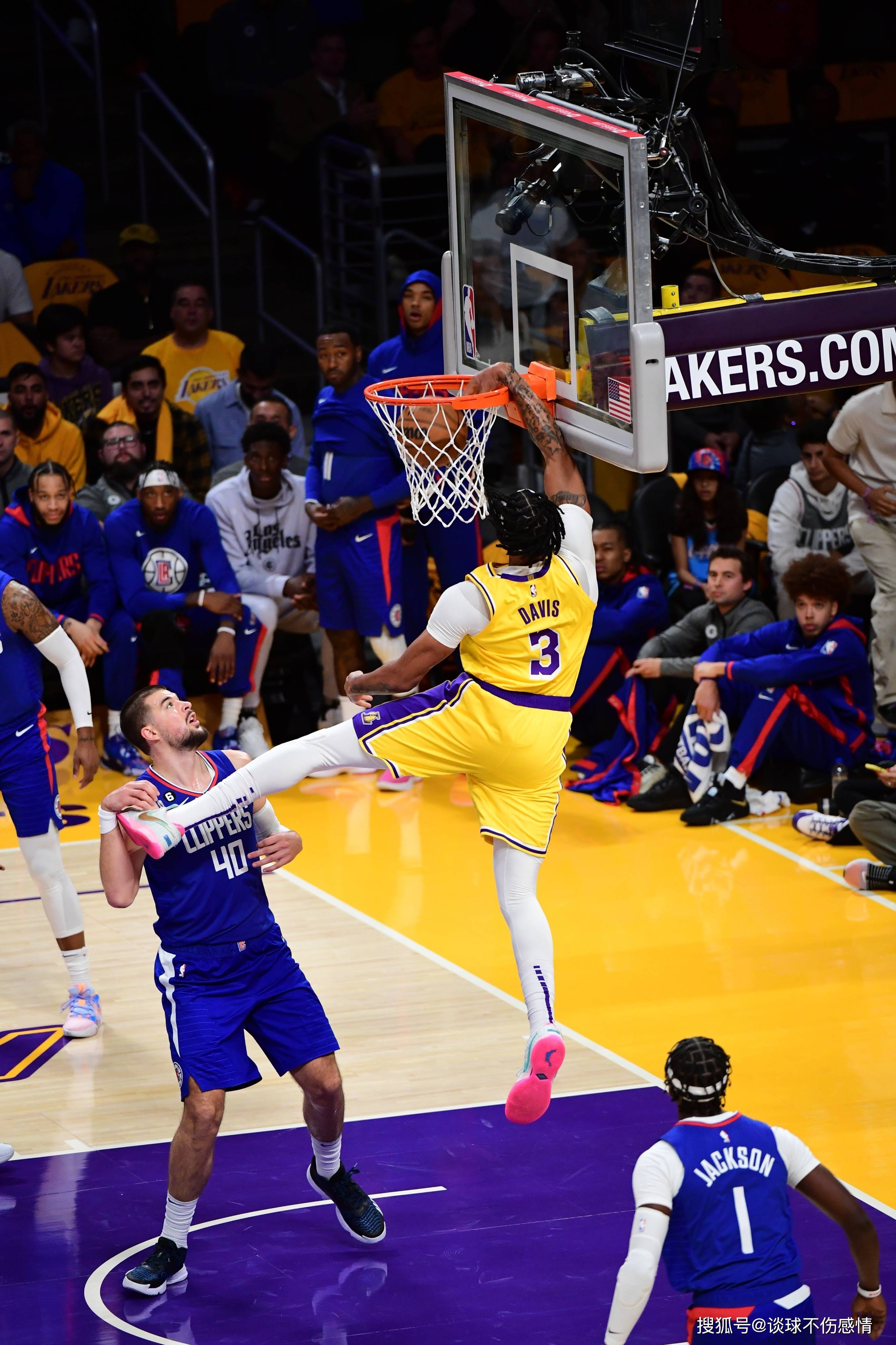 集结日洛杉矶湖人备战欧联，内部沟通细节曝光，气氛紧张，年轻球员得到机会的简单介绍