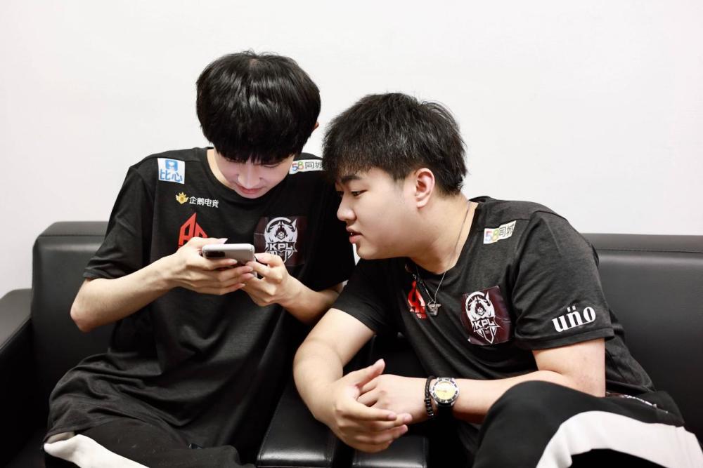 阿斯顿维拉今夜状态回暖；志在欧超杯名次提升；态度坚定；身体对抗强度拉满(KissMeIfYouCan漫画)