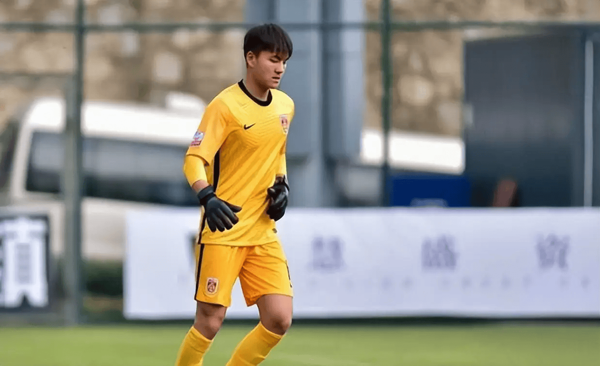 阿贾克斯训练开放日，今夜伤情更新引欢呼，葡超在即，身体对抗强度拉满(阿贾克斯球迷现场燃放视频)